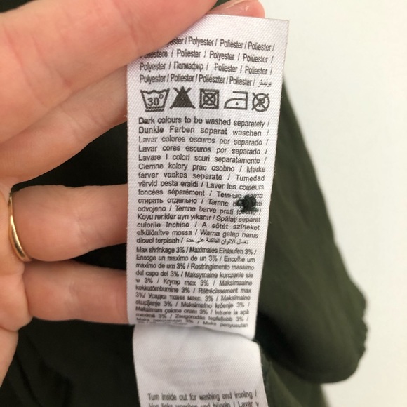 Sleeveless Blouse - Picture 3 of 5